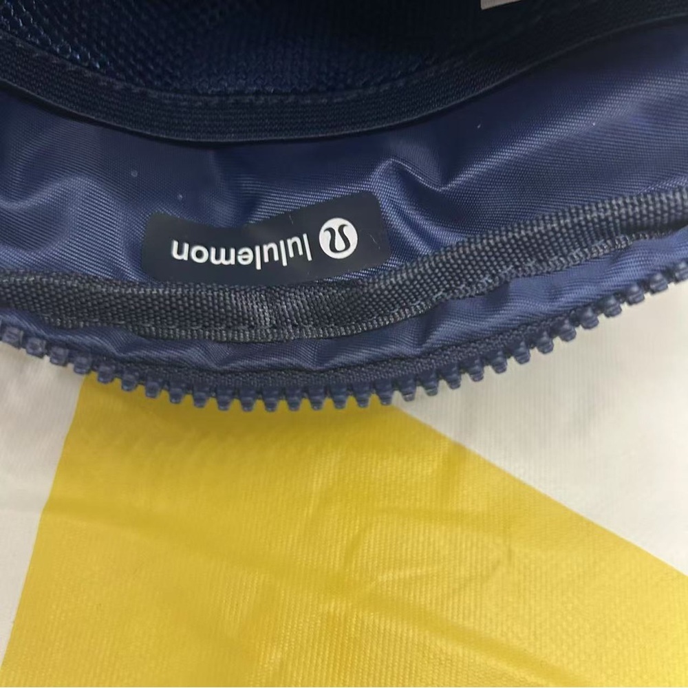 NWT Lululemon Everywhere Belt Bag 1L - Picture 4 of 7